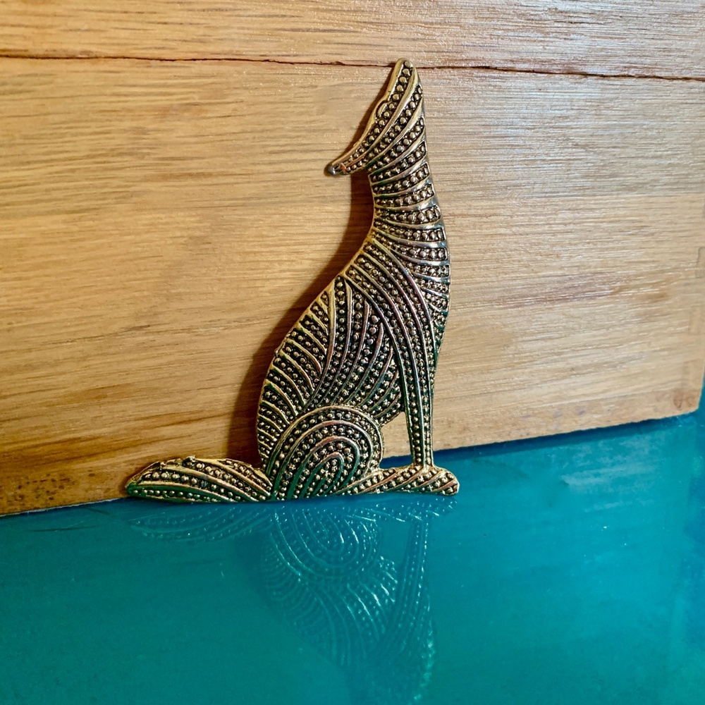 Vintage Howling Coyote Textured Gold Tone Brooch - Coyote Pin